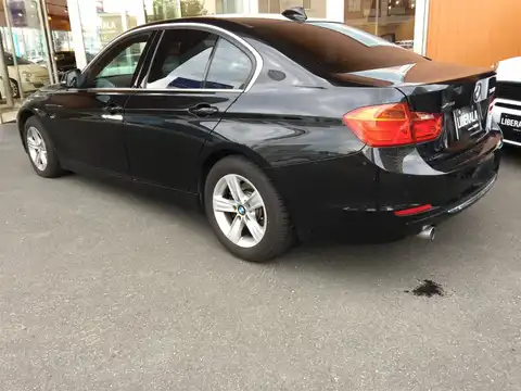 カタログ画像：３シリーズ （3 SERIES） ３２０ｉ ｘＤｒｉｖｅ ラグジュアリー 2013年8月 DBA-3B20 2000cc ブラック・サファイア 燃費15.2km / l バック