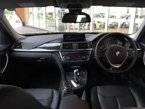 カタログ画像：３シリーズ （3 SERIES） ３２０ｉ ｘＤｒｉｖｅ ラグジュアリー 2014年4月 DBA-3B20 2000cc ブラック・サファイア 燃費15.2km / l 内装