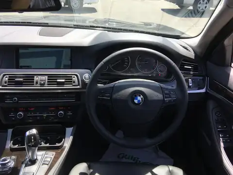 カタログ画像：５シリーズ （5 SERIES） ５２３ｉツーリング ハイラインパッケージ 2011年10月 DBA-XL20 2000cc 燃費13.8km / l 内装