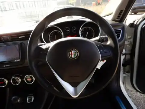 カタログ画像：ジュリエッタ （GIULIETTA） スプリントジュニア 2014年11月 ABA-940141 1400cc アイスホワイト 燃費15.6km / l 内装