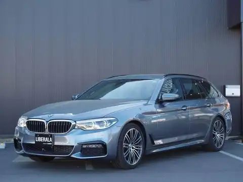 カタログ画像：５シリーズ （5 SERIES） ５２３ｄツーリング Ｍスポーツ 2018年5月 LDA-JM20 2000cc ソフィスト・グレー・ブリリアント・エフェクト（メタリック・カラー）orブルーストーン（メタリック・カラー） 燃費19.4km / l フロント