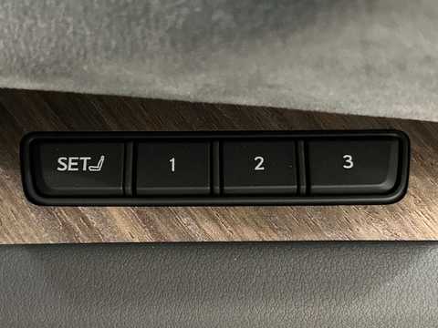 カタログ画像：ＬＭ （LM） ＬＭ５００ｈ バージョンＬ 2025年8月 5AA-TAWH15W 2400cc ソニッククォーツ 燃費13.8km / l 内装