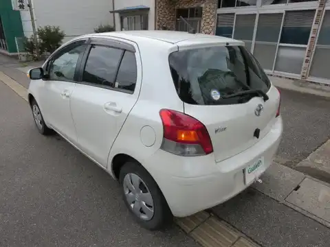 カタログ画像：ヴィッツ （VITZ） ＦリミテッドⅡ 2009年8月 DBA-SCP90 1300cc ホワイトパールクリスタルシャイン 燃費20.0km / l バック