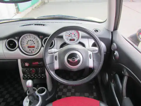 カタログ画像：ＭＩＮＩ （MINI） クーパー 2004年4月 GH-RA16 1600cc リキッド・イエロー 燃費14.4km / l 内装