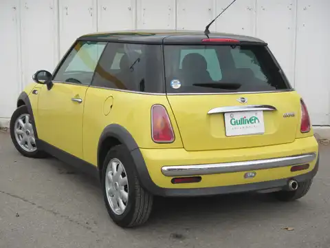 カタログ画像：ＭＩＮＩ （MINI） クーパー 2004年4月 GH-RA16 1600cc リキッド・イエロー 燃費14.4km / l バック