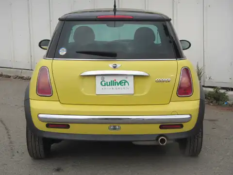 カタログ画像：ＭＩＮＩ （MINI） クーパー 2004年4月 GH-RA16 1600cc リキッド・イエロー 燃費14.4km / l バック