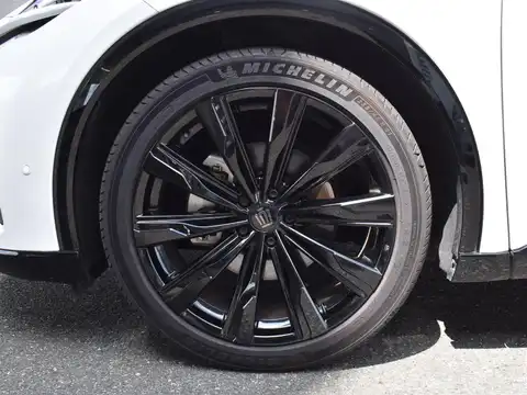 カタログ画像：クラウンスポーツ （CROWN SPORT） Ｚ 2025年7月 6AA-AZSH36W 2500cc プレシャスホワイトパールorブラック×プレシャスホワイトパール 燃費21.3km / l タイヤ