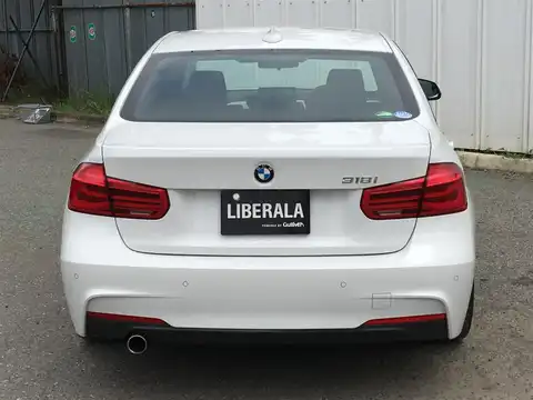 カタログ画像：３シリーズ （3 SERIES） ３１８ｉ Ｍスポーツ 2017年8月 DBA-8E15 1500cc アルピン・ホワイトⅢ 燃費17.2km / l バック