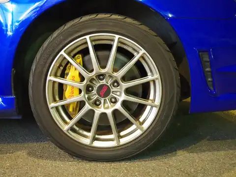 カタログ画像：インプレッサ （IMPREZA） ＷＲＸ ＳＴＩ 2005年6月 GH-GDB 2000cc ＷＲブルー・マイカ 燃費10.2km / l タイヤ