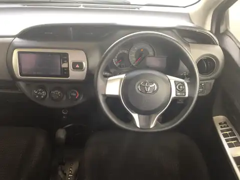 カタログ画像：ヴィッツ （VITZ） Ｆ スマートストップパッケージ 2014年4月 DBA-KSP130 1000cc グレーメタリック 燃費24.0km / l 内装