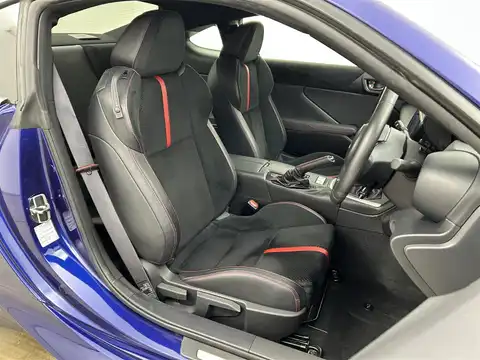 カタログ画像：ＢＲＺ （BRZ） Ｒ 2024年7月 3BA-ZD8 2400cc ＷＲブルー・パールorサファイアブルー・パール 燃費11.8km / l 内装
