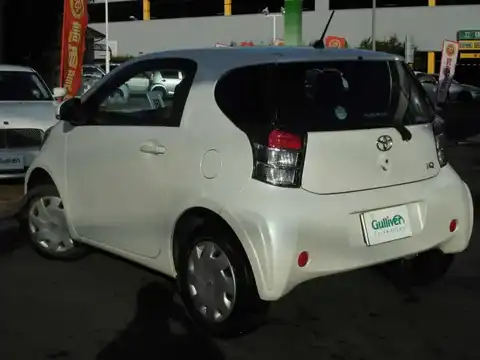 カタログ画像：ｉＱ （IQ） １００Ｘ ２シーター 2010年8月 DBA-KGJ10 1000cc ホワイトパールクリスタルシャイン 燃費20.8km / l バック