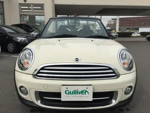 カタログ画像：ＭＩＮＩ （MINI） クーパー コンバーチブル 2011年8月 CBA-ZN16 1600cc ペッパー・ホワイト（ソリッド） 燃費14.8km / l フロント