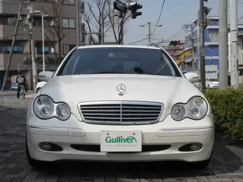 カタログ画像：Ｃクラスステーションワゴン （C-CLASS STATIONWAGON） Ｃ２４０ ステーションワゴン 2004年4月 GH-203261 2600cc アラバスターホワイト（Ｓ） 燃費8.9km / l フロント