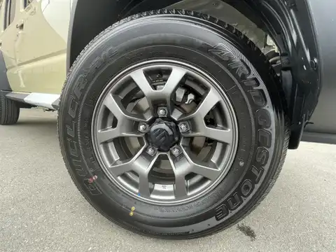 カタログ画像：ジムニーノマド （JIMNY NOMADE） ＦＣ 2025年4月 3BA-JC74W 1500cc シフォンアイボリーメタリック2ブラック2トーンルーフ 燃費13.6km / l タイヤ