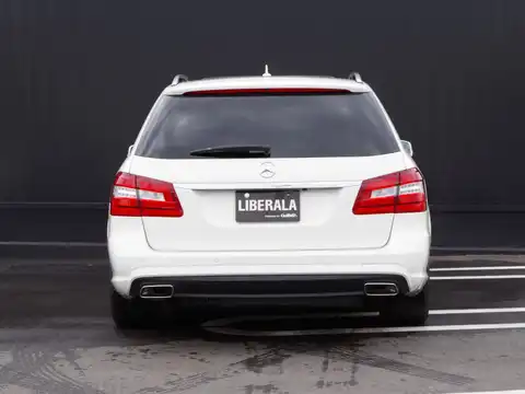 カタログ画像：Ｅクラスステーションワゴン （E-CLASS STATIONWAGON） Ｅ５５０ ステーションワゴン アバンギャルド 2010年2月 CBA-212272 5500cc カルサイトホワイト（Ｓ） 燃費7.4km / l バック