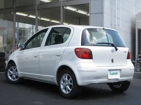 カタログ画像：ヴィッツ （VITZ） Ｕ Ｄパッケージ 2002年8月 UA-NCP10 1300cc 燃費21.0km / l バック