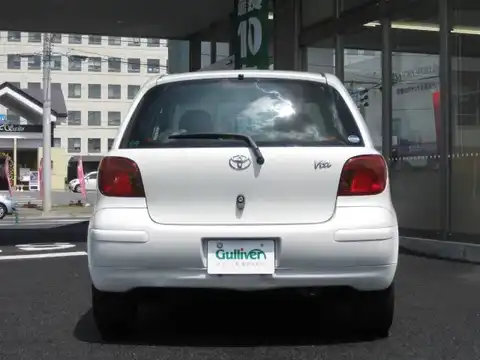 カタログ画像：ヴィッツ （VITZ） Ｕ Ｄパッケージ 2002年8月 UA-NCP10 1300cc 燃費18.0km / l バック