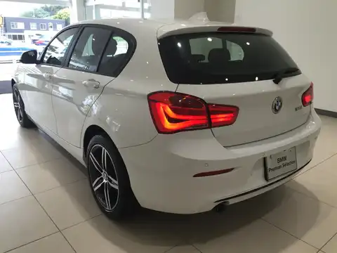 カタログ画像：１シリーズ （1 SERIES） １２０ｉ スポーツ 2015年5月 DBA-1A16 1600cc アルピン・ホワイトⅢ（ソリッド・カラー） 燃費16.8km / l バック