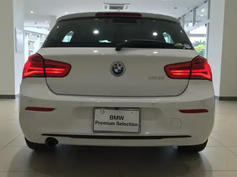 カタログ画像：１シリーズ （1 SERIES） １２０ｉ スポーツ 2015年10月 DBA-1A16 1600cc アルピン・ホワイトⅢ（ソリッド・カラー） 燃費16.8km / l バック