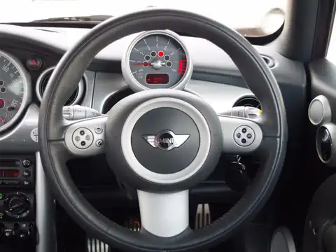 カタログ画像：ＭＩＮＩ （MINI） クーパーＳ ウィズジョンクーパーワークスＧＰキット 2006年7月 ABA-RE16GP 1600cc 燃費12.0km / l 内装