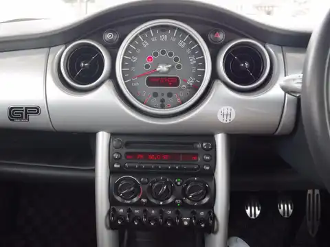 カタログ画像：ＭＩＮＩ （MINI） クーパーＳ ウィズジョンクーパーワークスＧＰキット 2006年7月 ABA-RE16GP 1600cc 燃費12.0km / l 内装