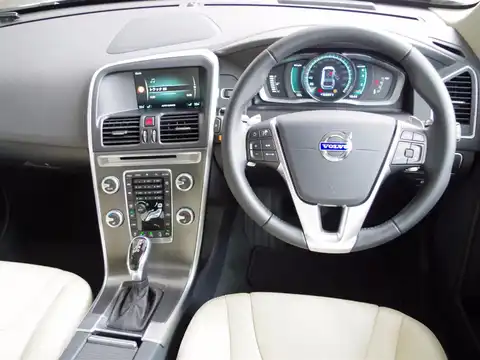 カタログ画像：ＸＣ６０ （XC60） Ｔ５ ＳＥ 2014年10月 DBA-DB420XC 2000cc アイスホワイト 燃費13.6km / l 内装