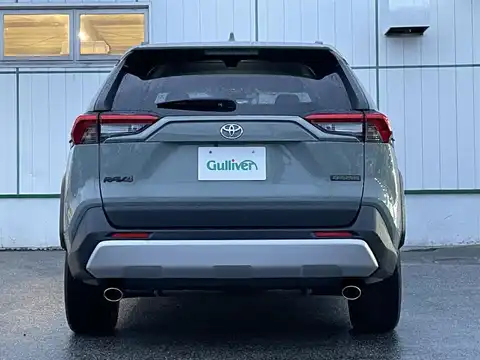 カタログ画像：ＲＡＶ４ （RAV4） ハイブリッドアドベンチャー オフロードパッケージⅡ 2024年12月 6AA-AXAH54 2500cc アティチュードブラックマイカ×アーバンカーキ 燃費20.3km / l バック