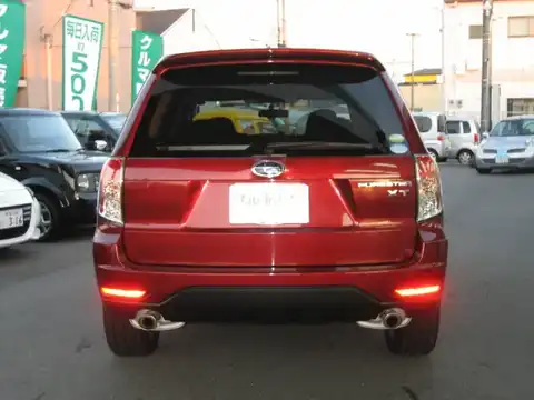 カタログ画像：フォレスター （FORESTER） ２．０ＸＴ 2010年4月 DBA-SH5 2000cc カメリアレッド・パール 燃費13.0km / l バック