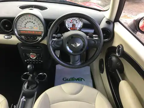カタログ画像：ＭＩＮＩ （MINI） クーパーＳ クラブマン 2011年4月 DBA-ZG16 1600cc チリ・レッド（ソリッド） 燃費17.8km / l 内装