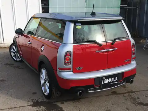 カタログ画像：ＭＩＮＩ （MINI） クーパーＳ クラブマン 2011年4月 DBA-ZG16 1600cc チリ・レッド（ソリッド） 燃費17.8km / l バック