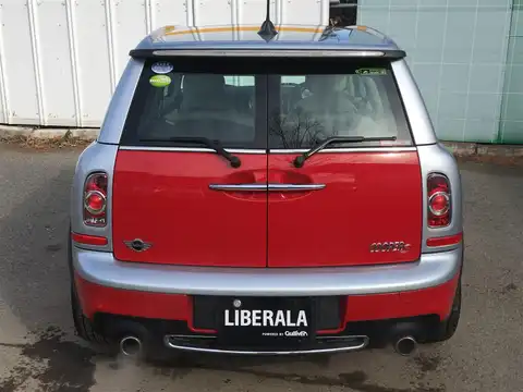 カタログ画像：ＭＩＮＩ （MINI） クーパーＳ クラブマン 2011年4月 DBA-ZG16 1600cc チリ・レッド（ソリッド） 燃費17.8km / l バック