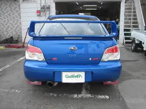 カタログ画像：インプレッサ （IMPREZA） ＷＲＸ ＳＴＩ スペックＣ １６インチタイヤ仕様車 2006年6月 GH-GDB 2000cc ＷＲブルー・マイカ 燃費10.2km / l バック