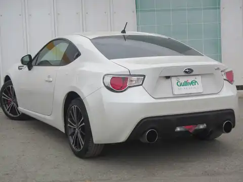 カタログ画像：ＢＲＺ （BRZ） Ｓ 2012年3月 DBA-ZC6 2000cc サテンホワイト・パール 燃費12.4km / l バック