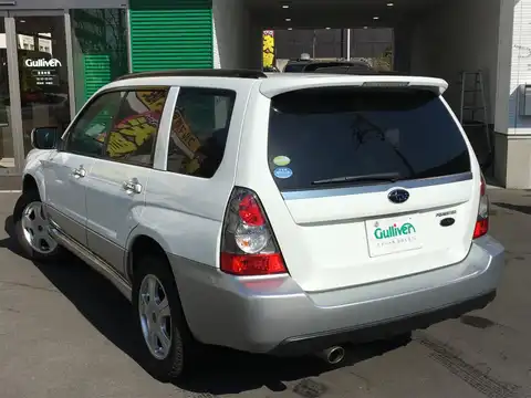 カタログ画像：フォレスター （FORESTER） Ｌ．Ｌ．Ｂｅａｎエディション 2005年1月 CBA-SG5 2000cc ピュアホワイト／プレミアムシルバー・メタリック 燃費13.0km / l バック