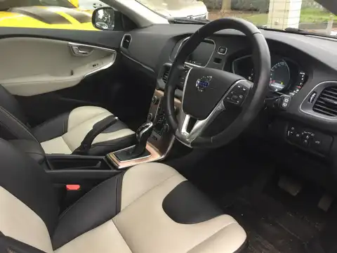 カタログ画像：Ｖ４０ （V40） クロスカントリー Ｔ５ ＡＷＤ 2015年3月 CBA-MB420XC 2000cc ロウカッパーメタリック 燃費14.8km / l 内装