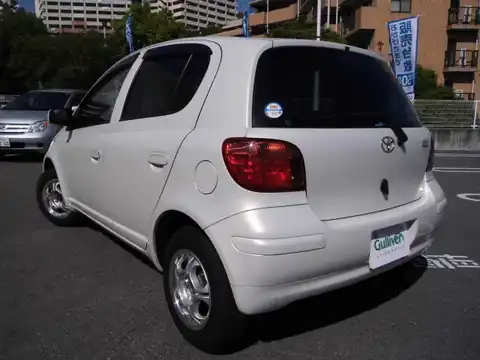 カタログ画像：ヴィッツ （VITZ） Ｕ Ｌパッケージ ナビスペシャル 2002年12月 UA-SCP13 1300cc ホワイト 燃費23.5km / l バック