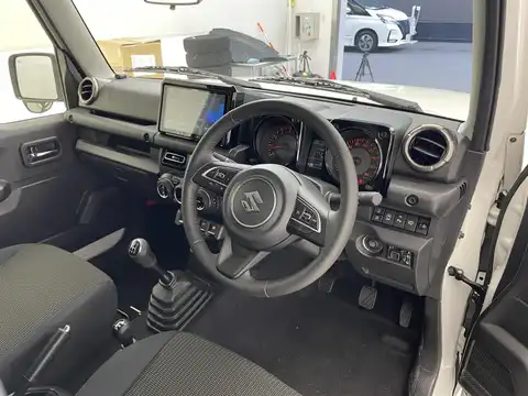 カタログ画像：ジムニーノマド （JIMNY NOMADE） ＦＣ 2025年4月 3BA-JC74W 1500cc アークティックホワイトパール 燃費14.9km / l フロント