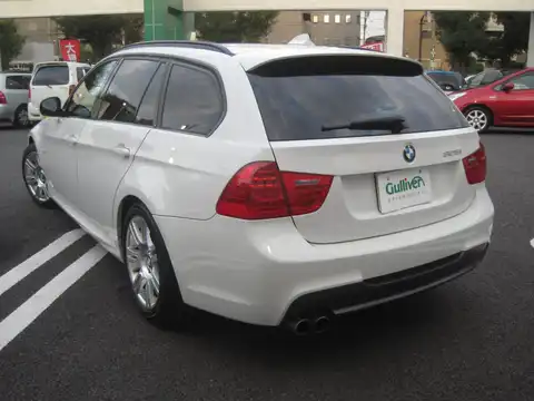 カタログ画像：３シリーズ （3 SERIES） ３２５ｉツーリング Ｍスポーツパッケージ 2011年10月 LBA-UT25 3000cc アルピン・ホワイトⅢ（ソリッド・カラー） 燃費11.4km / l バック