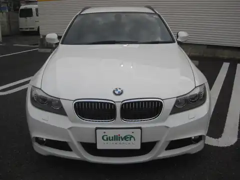 カタログ画像：３シリーズ （3 SERIES） ３２５ｉツーリング Ｍスポーツパッケージ 2011年10月 LBA-UT25 3000cc アルピン・ホワイトⅢ（ソリッド・カラー） 燃費11.4km / l フロント