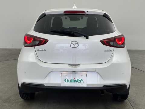 カタログ画像：ＭＡＺＤＡ２ （MAZDA2） １５Ｓプロアクティブ スマートエディションⅡ 2021年6月 5BA-DJLFS 1500cc スノーフレイクホワイトパールマイカ 燃費20.3km / l バック