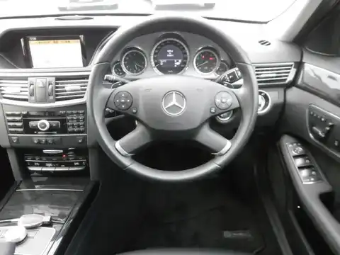 カタログ画像：Ｅクラス （E-CLASS） Ｅ３５０ アバンギャルド 2010年8月 DBA-212056C 3500cc カルサイトホワイト（Ｓ） 燃費9.5km / l 内装