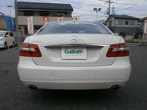 カタログ画像：Ｅクラス （E-CLASS） Ｅ３５０ アバンギャルド 2010年8月 DBA-212056C 3500cc カルサイトホワイト（Ｓ） 燃費9.5km / l バック