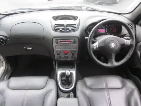 カタログ画像：アルファ１４７ （ALFA 147） ＴＩ ２．０ ツインスパーク セレスピード 2005年9月 GH-937AB 2000cc ナヴォーナグレー（メタリックカラー） 燃費9.5km / l 内装