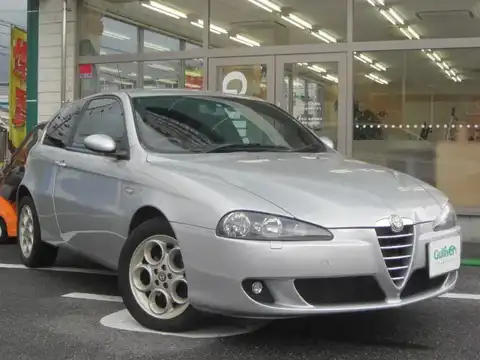 カタログ画像：アルファ１４７ （ALFA 147） ＴＩ ２．０ ツインスパーク セレスピード 2005年9月 GH-937AB 2000cc ナヴォーナグレー（メタリックカラー） 燃費9.5km / l メイン