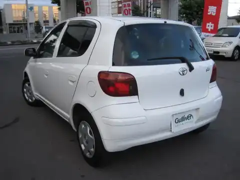 カタログ画像：ヴィッツ （VITZ） Ｆ Ｌパッケージ ナビスペシャル 2002年12月 UA-NCP15 1300cc ホワイト 燃費16.6km / l バック