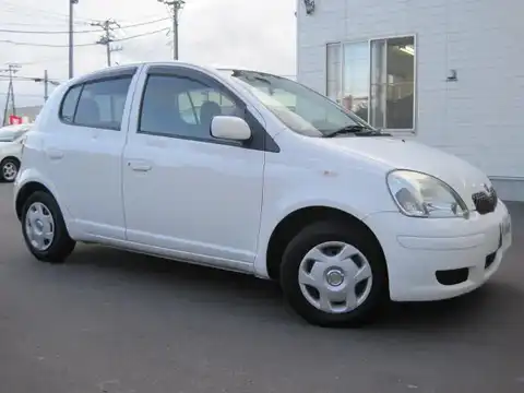 カタログ画像：ヴィッツ （VITZ） Ｆ Ｌパッケージ ナビスペシャル 2002年12月 UA-NCP15 1300cc ホワイト 燃費16.6km / l 外装