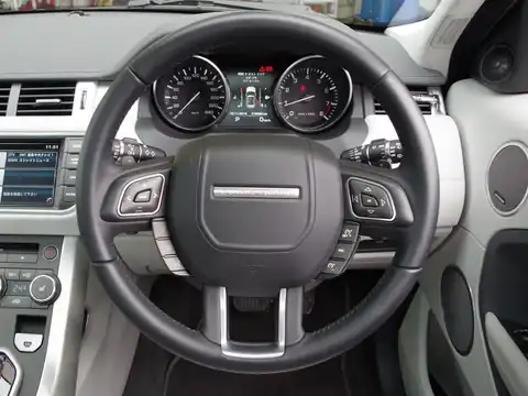 カタログ画像：レンジローバーイヴォーク （RANGE ROVER EVOQUE） ピュア 2012年6月 CBA-LV2A 2000cc サントリーニ・ブラック（メタリック）orバローロ・ブラック（プレミアム） 燃費9.0km / l 内装