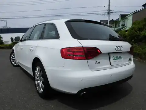 カタログ画像：Ａ４アバント （A4 AVANT） ３．２ＦＳＩクワトロ 2009年8月 ABA-8KCALF 3200cc アイビスホワイト 燃費10.4km / l バック