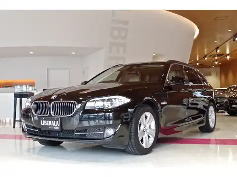 カタログ画像：５シリーズ （5 SERIES） ５２８ｉツーリング 2010年9月 DBA-MU30 3000cc ブラック・サファイアメタリック 燃費10.0km / l フロント